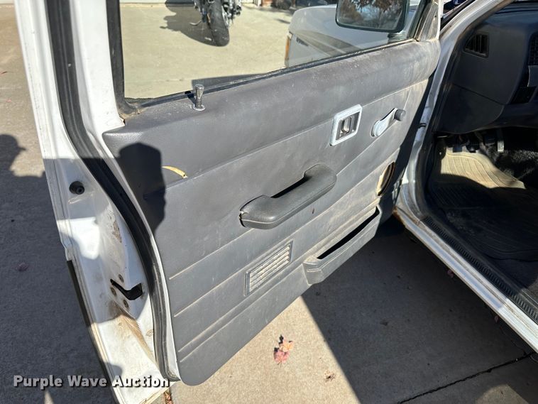 image for item JD9772 1997 Nissan  pickup truck