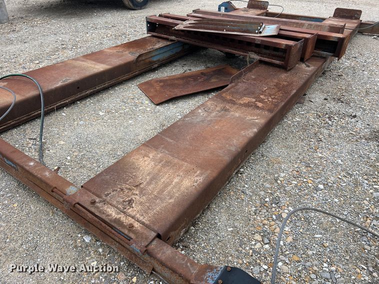 image for item JU9695 Rotary SM121  automotive lift