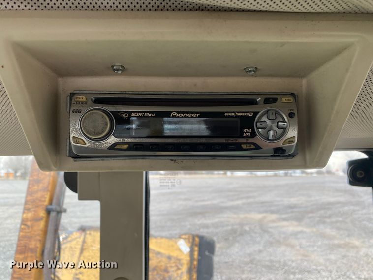 image for item JW9214 2003 John Deere 6415 tractor