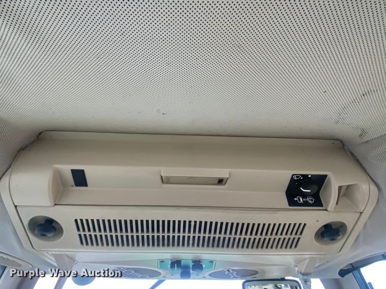 image for item JW9214 2003 John Deere 6415 tractor