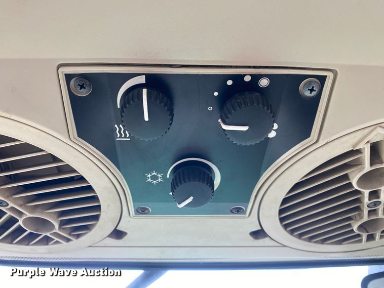 image for item JW9214 2003 John Deere 6415 tractor