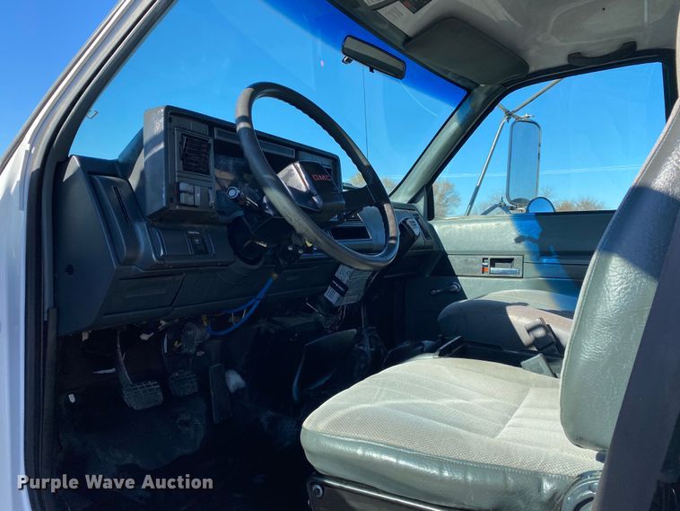 image for item JW9278 2002 GMC C7500  flatbed truck