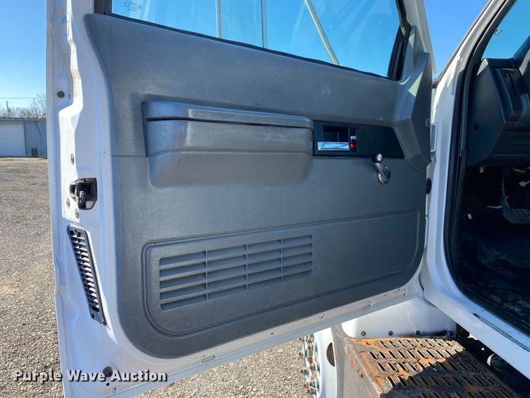 image for item JW9278 2002 GMC C7500  flatbed truck