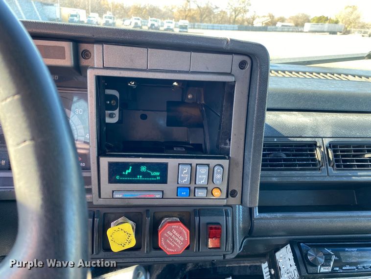 image for item JW9278 2002 GMC C7500  flatbed truck