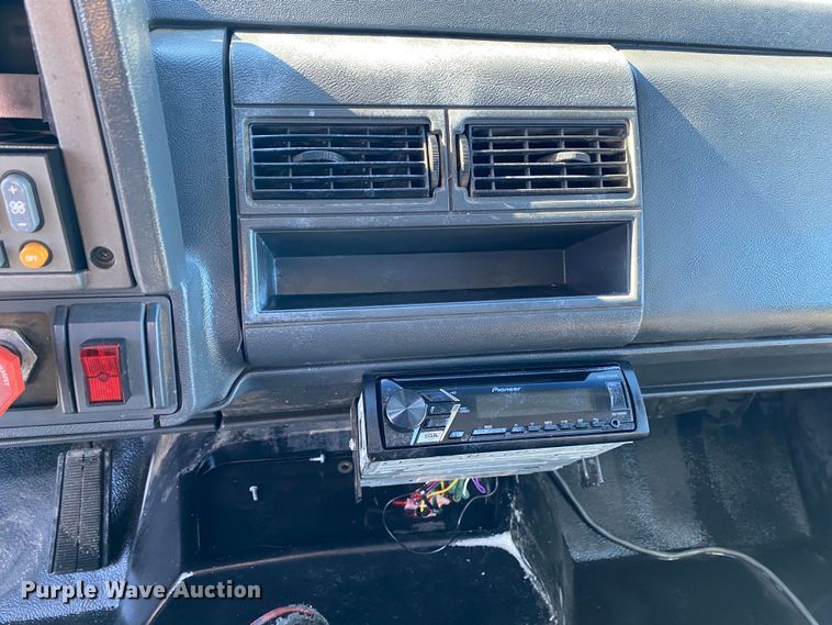 image for item JW9278 2002 GMC C7500  flatbed truck