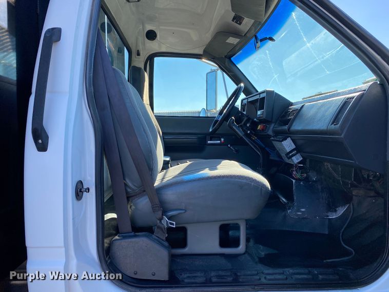 image for item JW9278 2002 GMC C7500  flatbed truck