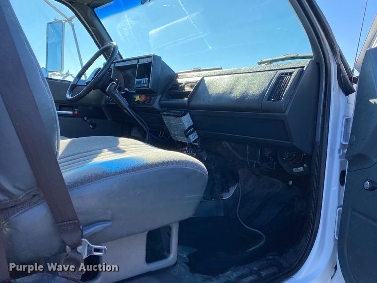 image for item JW9278 2002 GMC C7500  flatbed truck