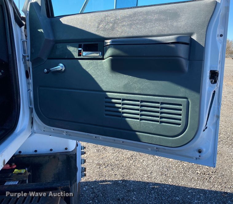 image for item JW9278 2002 GMC C7500  flatbed truck