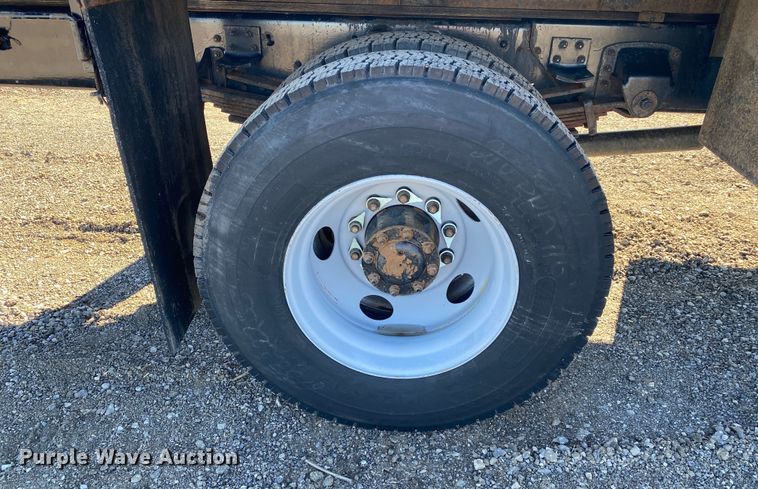 image for item JW9278 2002 GMC C7500  flatbed truck