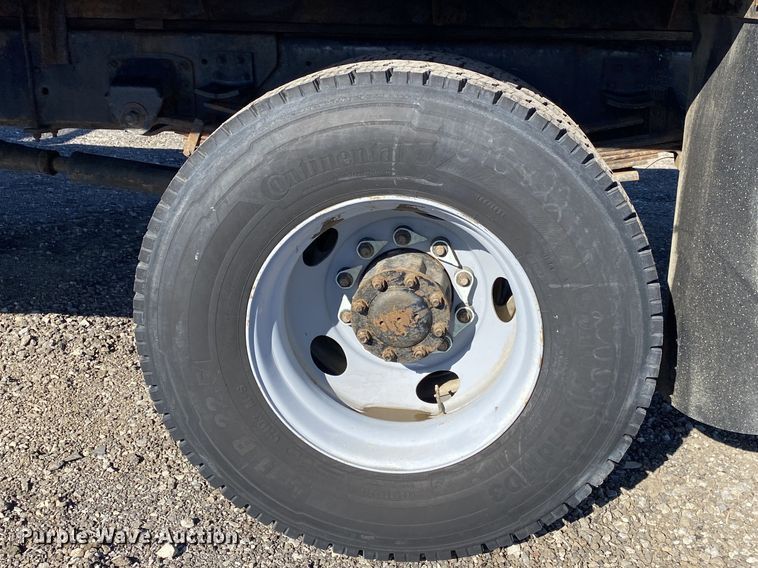 image for item JW9278 2002 GMC C7500  flatbed truck