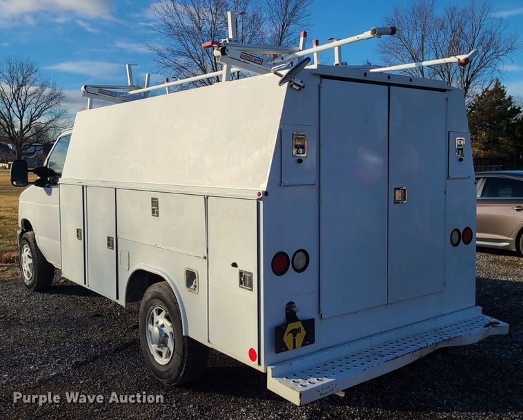 image for item JW9852 2016 Ford E350 Super Duty  utility van