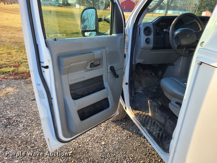 image for item JW9852 2016 Ford E350 Super Duty  utility van