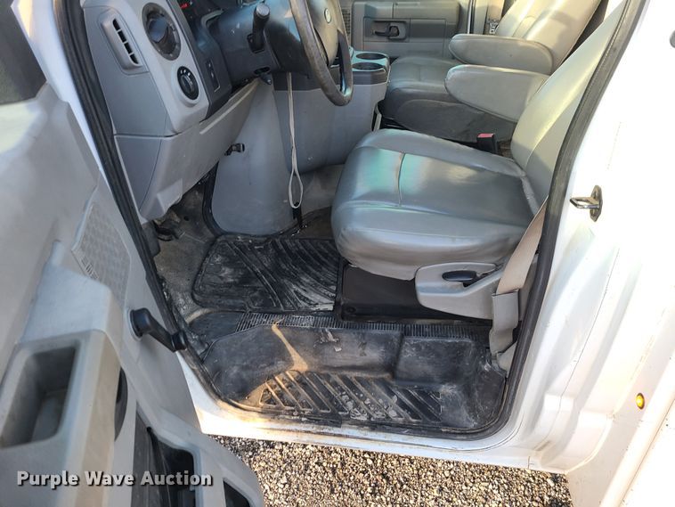 image for item JW9852 2016 Ford E350 Super Duty  utility van