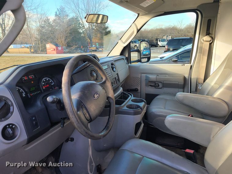 image for item JW9852 2016 Ford E350 Super Duty  utility van