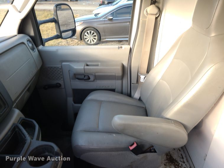 image for item JW9852 2016 Ford E350 Super Duty  utility van