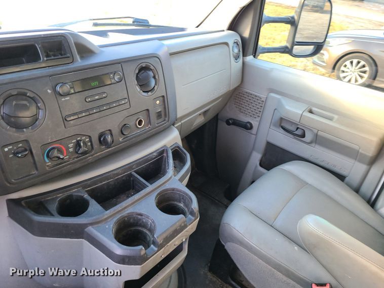 image for item JW9852 2016 Ford E350 Super Duty  utility van