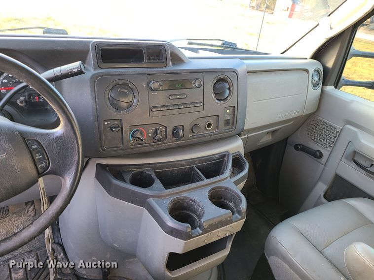 image for item JW9852 2016 Ford E350 Super Duty  utility van