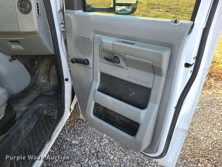 image for item JW9852 2016 Ford E350 Super Duty  utility van