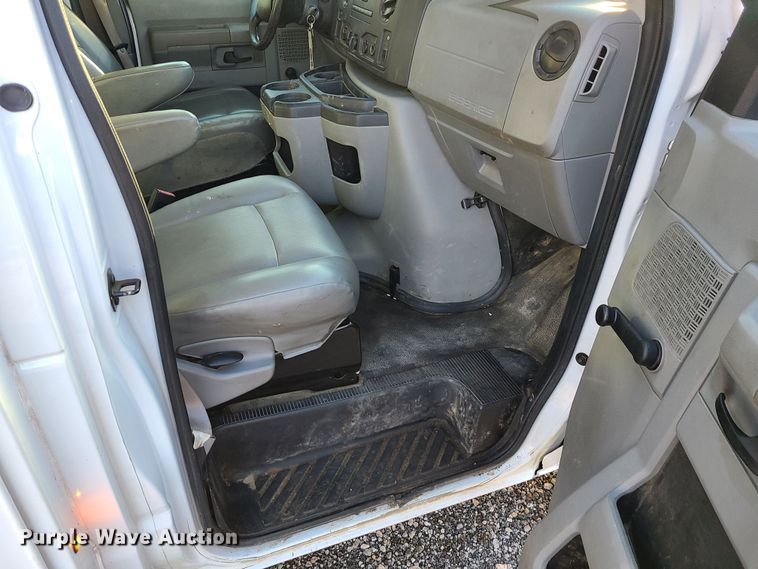 image for item JW9852 2016 Ford E350 Super Duty  utility van