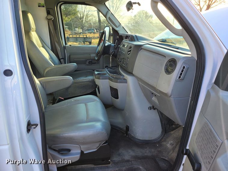 image for item JW9852 2016 Ford E350 Super Duty  utility van