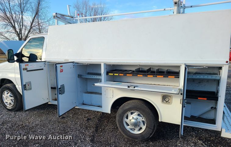 image for item JW9852 2016 Ford E350 Super Duty  utility van