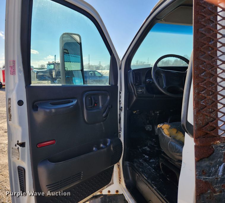 image for item KT9501 2004 GMC C5500  flatbed truck