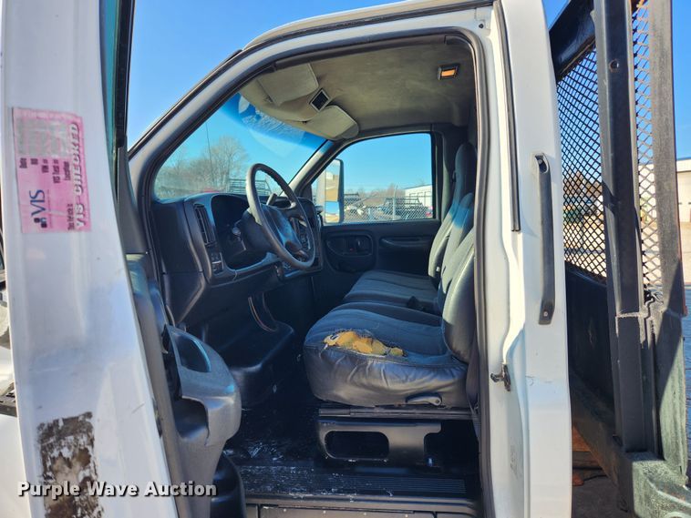 image for item KT9501 2004 GMC C5500  flatbed truck