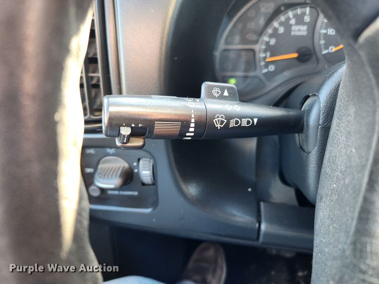 image for item KT9501 2004 GMC C5500  flatbed truck