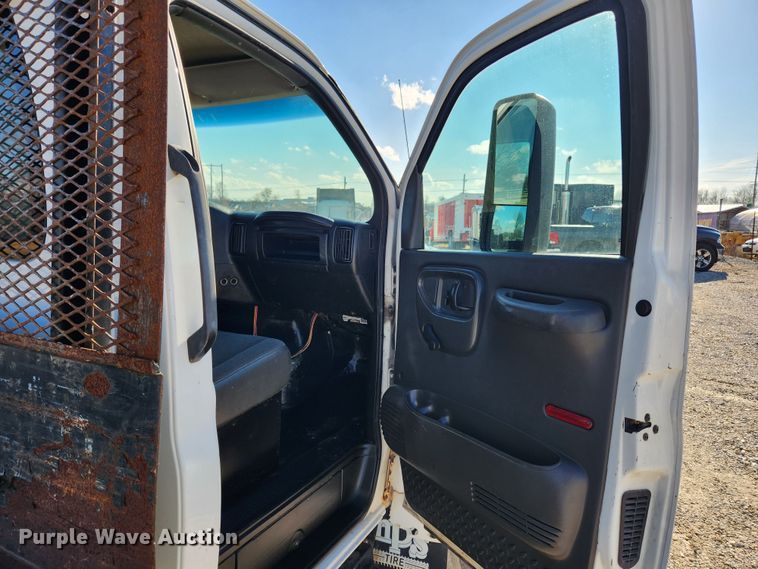 image for item KT9501 2004 GMC C5500  flatbed truck