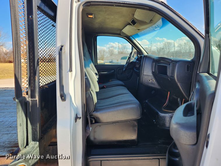 image for item KT9501 2004 GMC C5500  flatbed truck