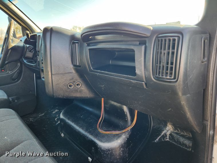 image for item KT9501 2004 GMC C5500  flatbed truck