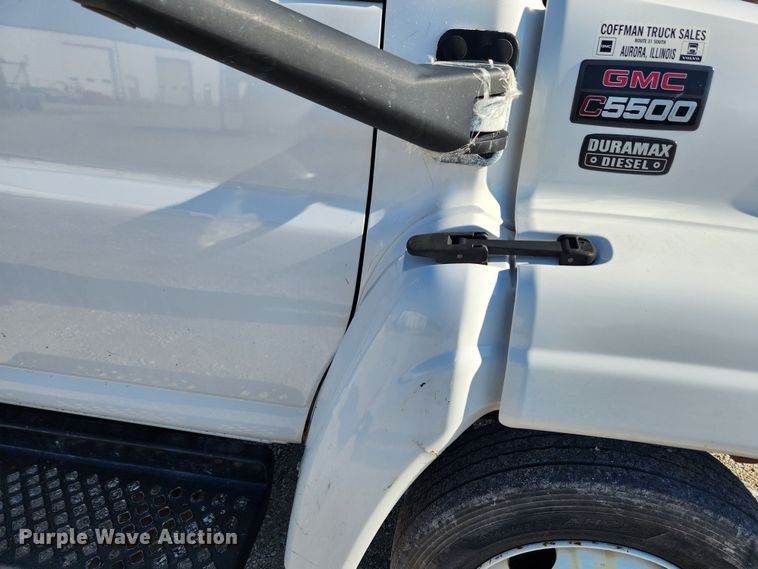 image for item KT9501 2004 GMC C5500  flatbed truck