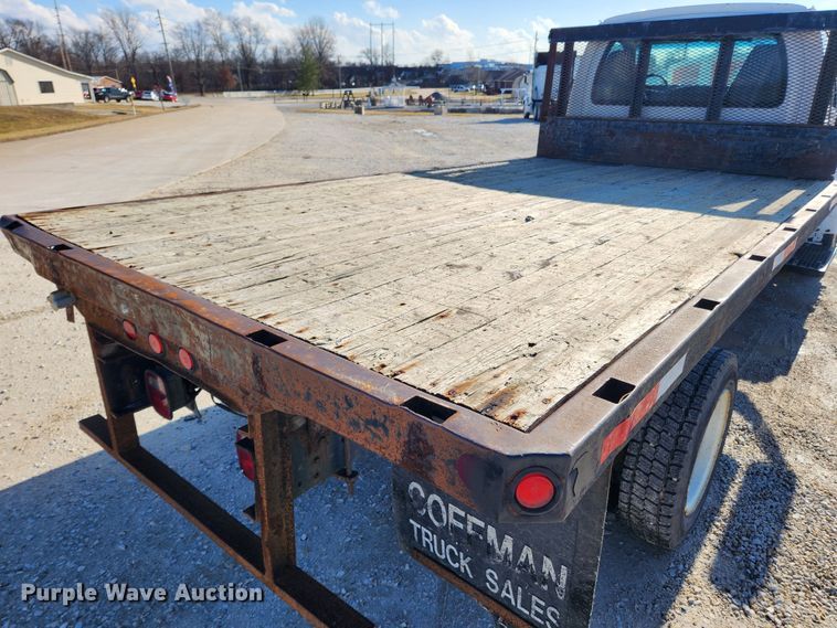 image for item KT9501 2004 GMC C5500  flatbed truck