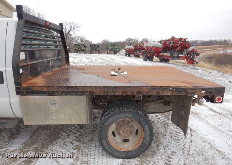 image for item KW9541 2000 Ford F550 XLT Super Duty  flatbed truck