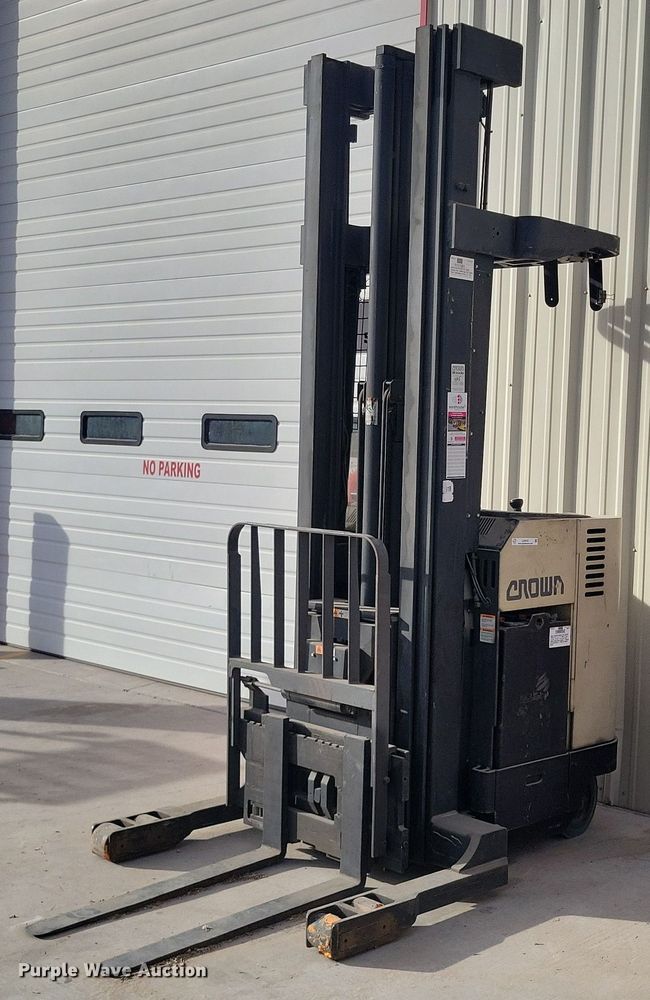 image for item LG9453 Crown RR3020-35  forklift