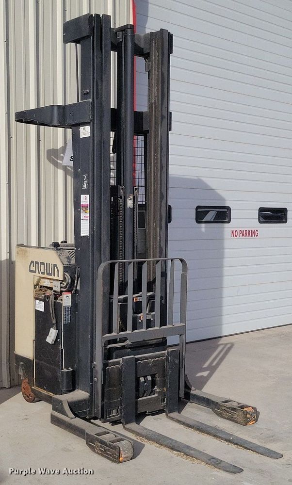 image for item LG9453 Crown RR3020-35  forklift