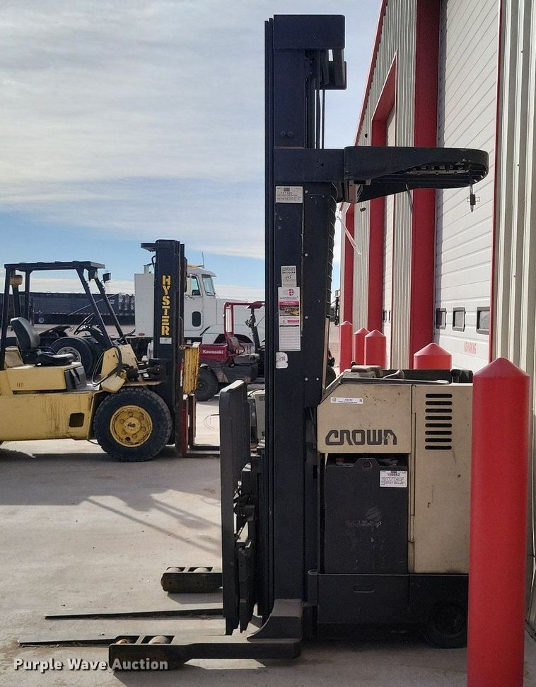 image for item LG9453 Crown RR3020-35  forklift