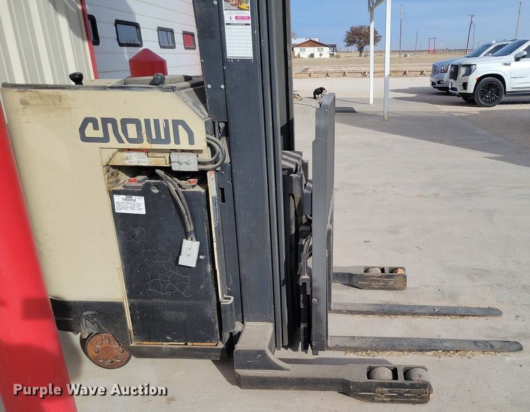 image for item LG9453 Crown RR3020-35  forklift