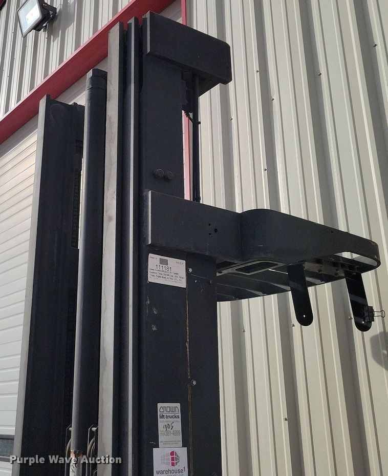 image for item LG9453 Crown RR3020-35  forklift