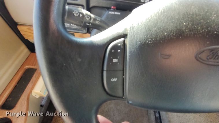 image for item LK9450 2000 Winnebago Adventurer WFG35B  RV