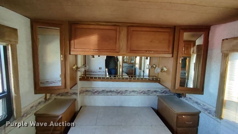 image for item LK9450 2000 Winnebago Adventurer WFG35B  RV