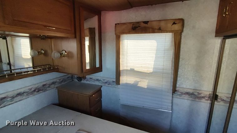 image for item LK9450 2000 Winnebago Adventurer WFG35B  RV