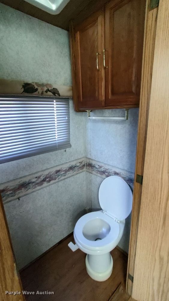 image for item LK9450 2000 Winnebago Adventurer WFG35B  RV