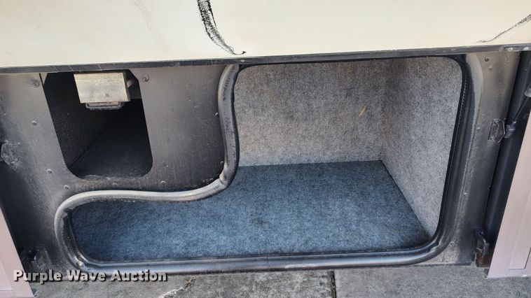 image for item LK9450 2000 Winnebago Adventurer WFG35B  RV