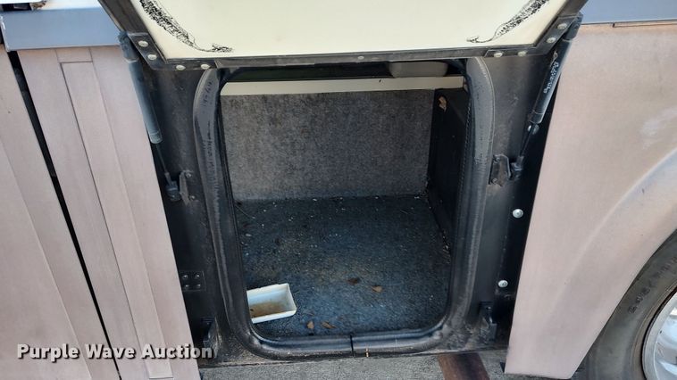 image for item LK9450 2000 Winnebago Adventurer WFG35B  RV