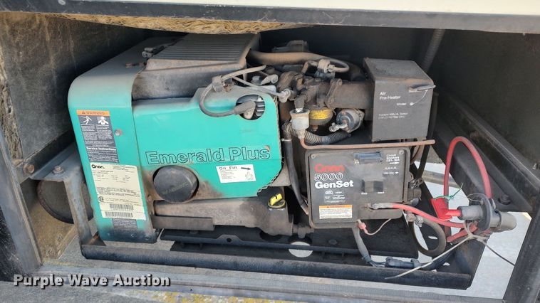 image for item LK9450 2000 Winnebago Adventurer WFG35B  RV