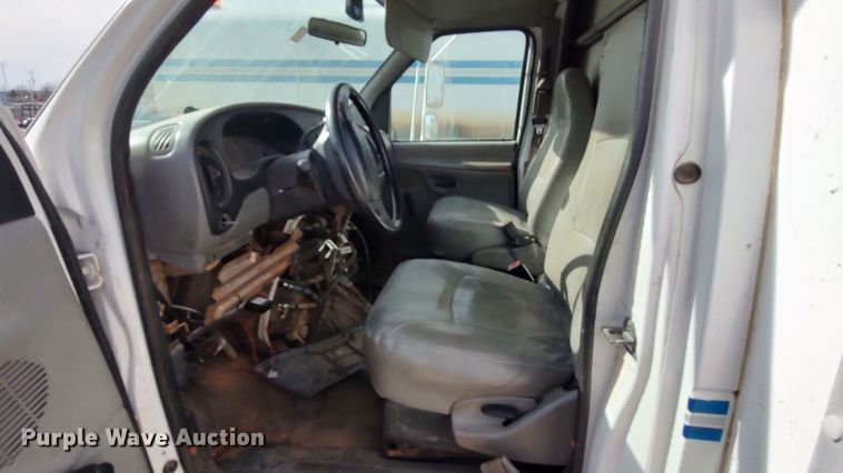 image for item LK9499 2000 Ford E350 Super Duty  box truck