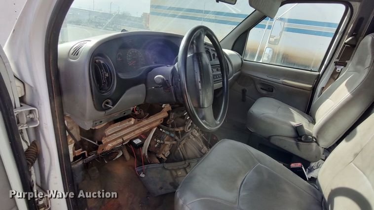 image for item LK9499 2000 Ford E350 Super Duty  box truck