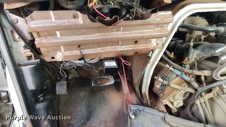 image for item LK9499 2000 Ford E350 Super Duty  box truck