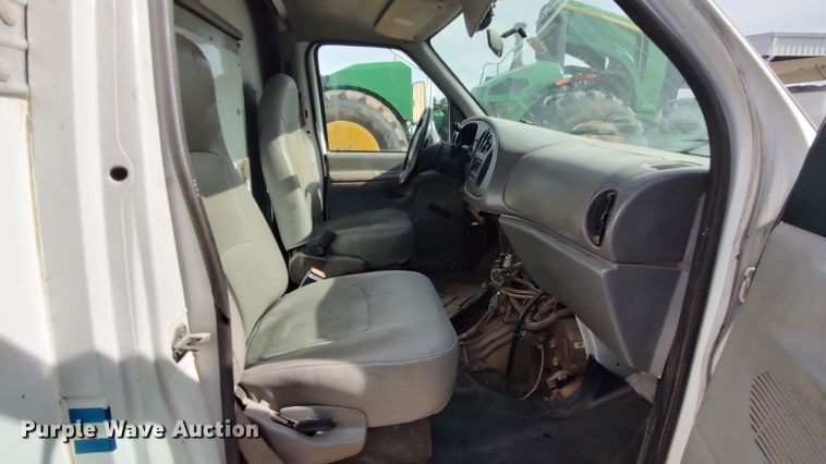 image for item LK9499 2000 Ford E350 Super Duty  box truck